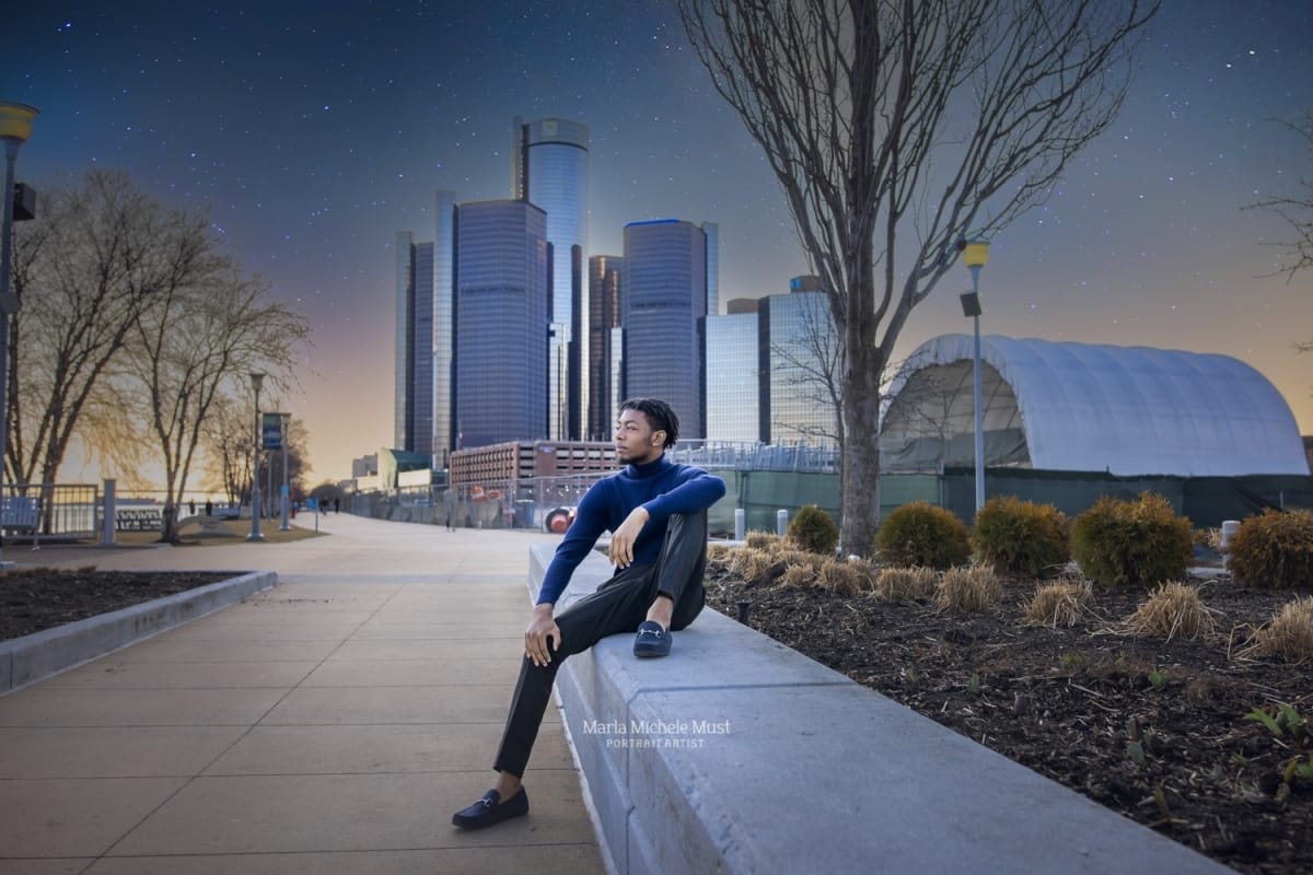 downtown Detroit senior picture in front of skyline
