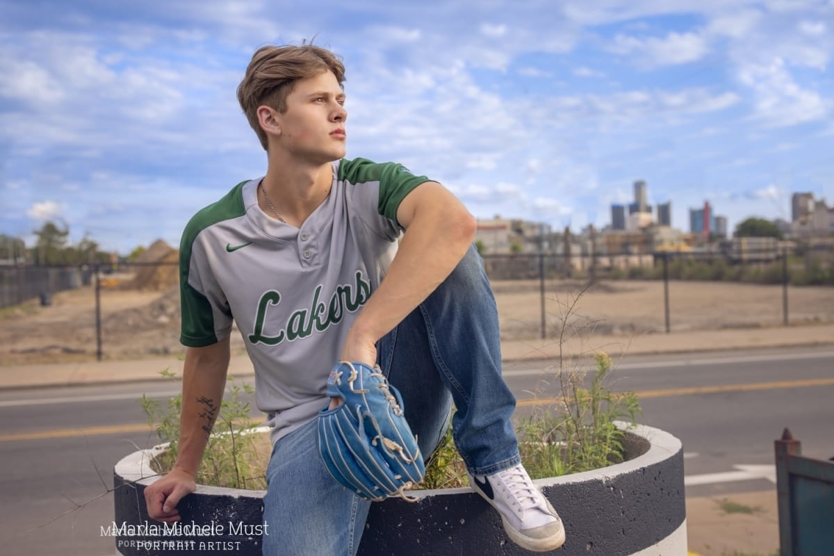 sporty senior photo in Lakers shirt with baseball glove